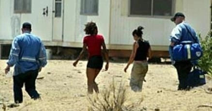 Hai thiếu nữ được nhà chức trách giải cứu sau cuộc đấu súng trên sa mạc. Ảnh: Tulsa World