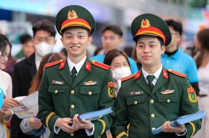 Học viên trường quân đội tham gia tư vấn tuyển sinh. Ảnh: Lê Linh