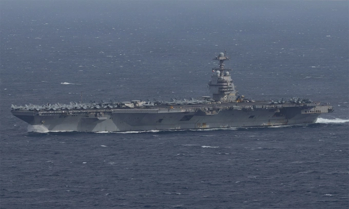Tàu sân bay USS Gerald R. Ford đi qua eo biển Gibraltar ngày 4/11. Ảnh: US Navy