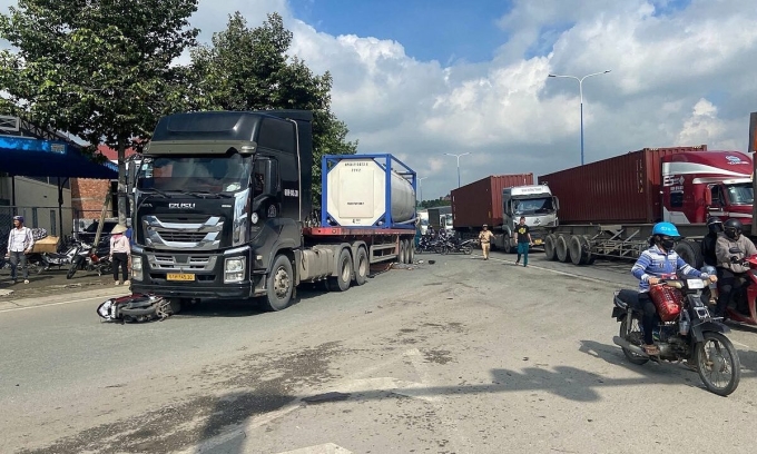 Hiện trường vụ tai nạn trên đường Mỹ Phước - Tân Vạn khiến 3 người trong cùng gia đình tử vong hôm 8/11. Ảnh: Thái Hà