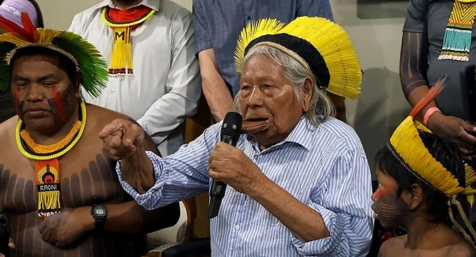 Tù trưởng Raoni Metuktire phát biểu trong hội nghị về thăm dò dầu khí ở cửa sông Amazon trong hội nghị COP30 tại Belem, Brazil, ngày 11/11. Ảnh: Văn phòng Báo chí COP30