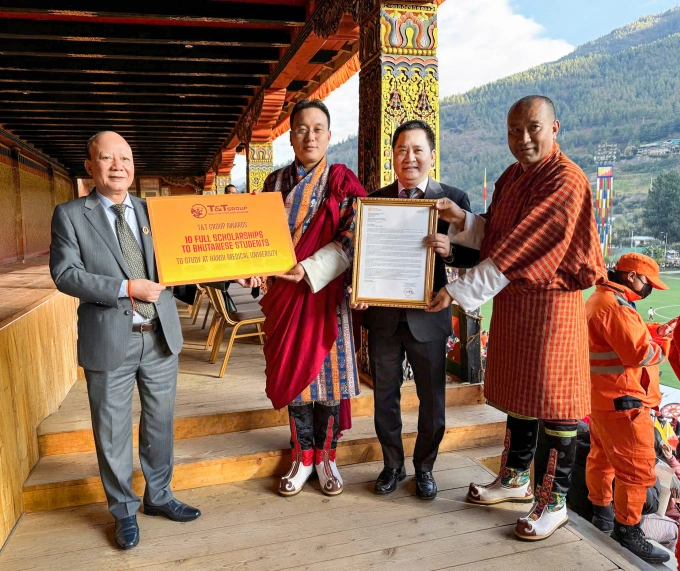 Lãnh đạo T&T Group trao 10 suất học bổng toàn phần cho sinh viên Bhutan theo học tại Đại học Y Hà Nội. Ảnh: T&T Group