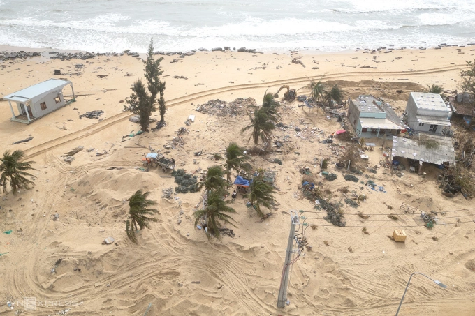 Nhiều căn nhà xã Đề Gi bị sóng cuốn trôi đêm 6/11. Ảnh: Trần Hóa