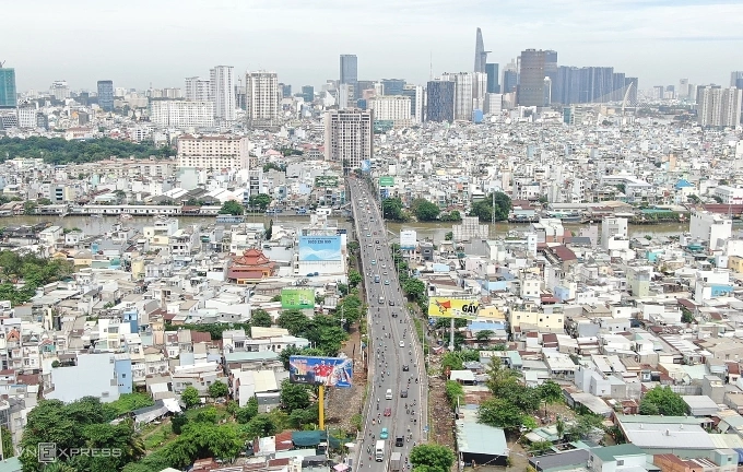 Hai bên hông đầu cầu Kênh Tẻ phía quận 7 (cũ) đang được dọn dẹp mặt bằng để thi công, ngày 12/11. Ảnh: Giang Anh