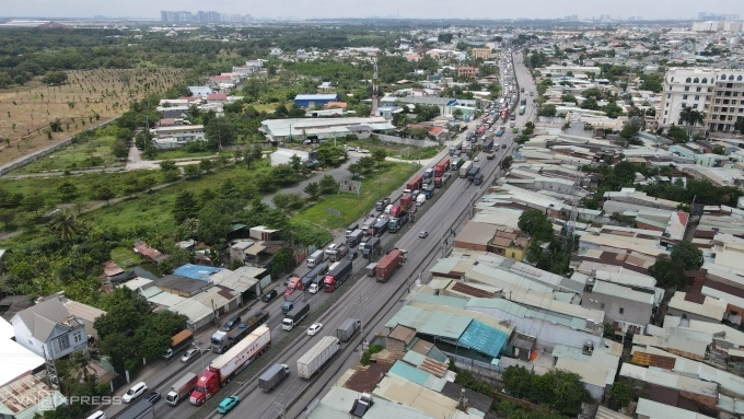 Xe tải nặng, container nối đuôi trên quốc lộ 51, tháng 8/2025. Ảnh: Phước Tuấn