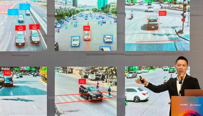 Tổng giám đốc Hanet Technology Võ Đức Thọ giới thiệu về khả năng của hệ thống camera Make in Viet Nam. Ảnh: Trọng Đạt