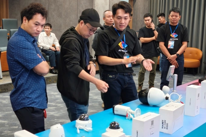 Người dùng trải nghiệm các sản phẩm camera Make in Viet Nam. Ảnh: Trọng Đạt