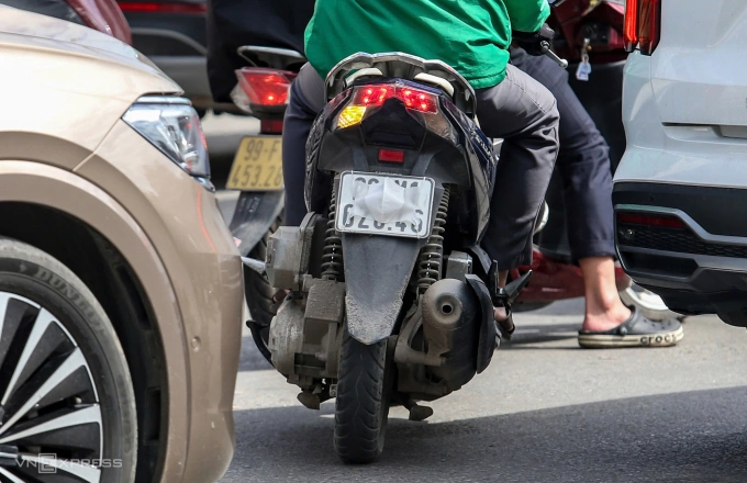 Biển số được che lại bằng khẩu trang. Ảnh: Việt An