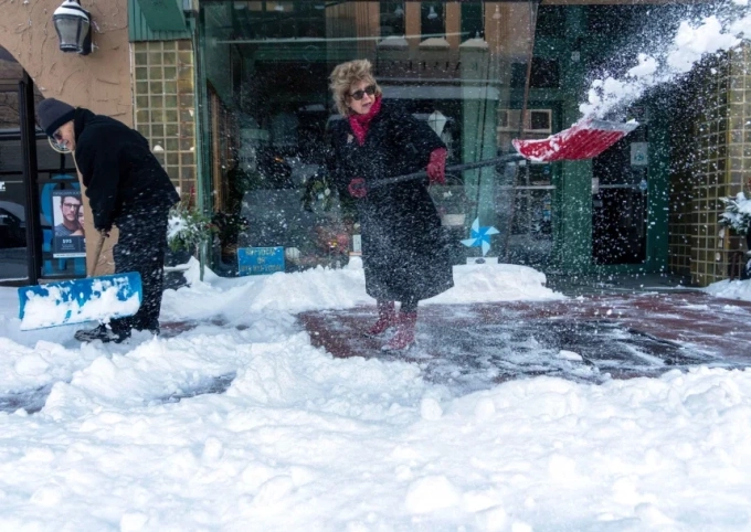 Người Mỹ dọn tuyết ở Racine, bang Wisconsin, ngày 10/11. Ảnh: USA Today