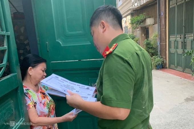 Công an phường Ngô Quyền đến nhà dân tuyên truyền ma túy. Ảnh: Lê Tân
