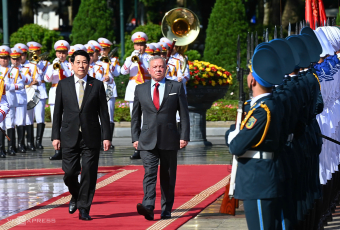 Chủ tịch nước Lương Cường và Quốc vương Jordan Abdullah II Ibn Al Hussein duyệt đội danh dự tại Phủ Chủ tịch ngày 12/11. Ảnh: Giang Huy