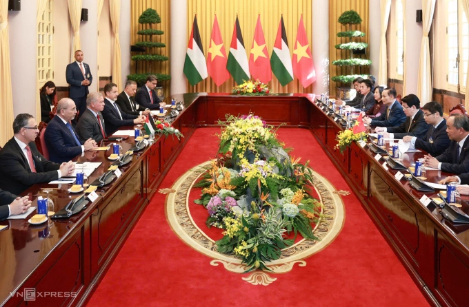 Chủ tịch nước Lương Cường và Quốc vương Jordan cùng lãnh đạo hai bên trong cuộc hội đàm ngày 12/11. Ảnh: Giang Huy