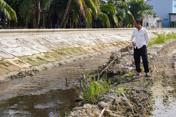 Ông Huỳnh Văn Tú, sống cạnh khu vực mương có nước rỉ rác chảy qua cho biết đã hơn 3 năm chịu đừng mùi hôi thối. Ảnh: Bùi Toàn