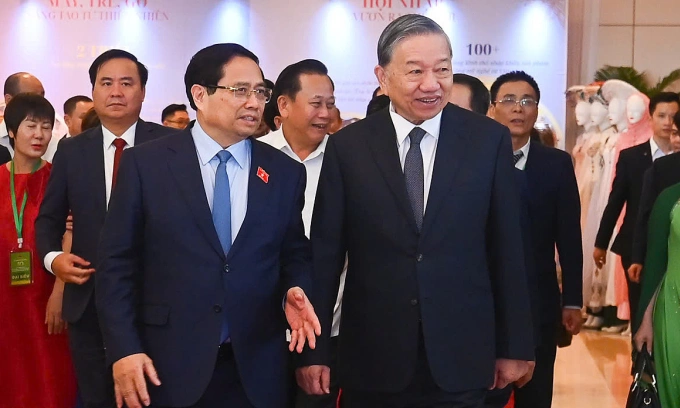 Tổng Bí thư Tô Lâm và Thủ tướng Phạm Minh Chính tại lễ kỷ niệm 80 năm ngành Nông nghiệp và Môi trường sáng 12/11. Ảnh: Hoàng Phong