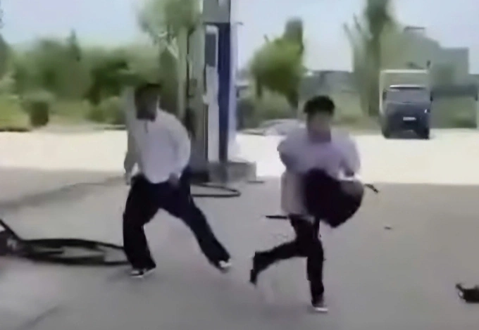 Nhóm nam sinh ẩu đả trước cây xăng gần trường trước khi án mạng xảy ra. Ảnh: Lam Sơn