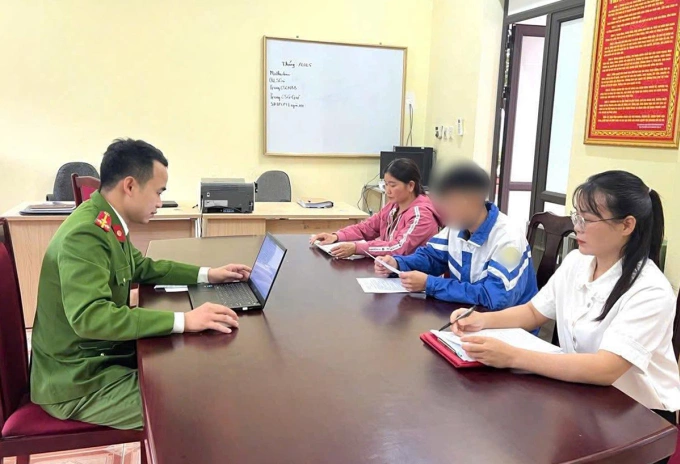 Công an làm việc với Hoàng Trung Dũng. Ảnh: Công an cung cấp