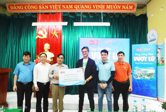 Đại diện trường Tiểu học Thủy Biều nhận hỗ trợ 342 triệu đồng từ Quỹ Hope và Uniqlo Việt Nam. Ảnh: Võ Thạnh