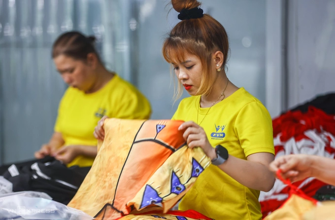 Giờ vào ca của lao động Công ty may mặc Dony (xã Vĩnh Lộc A, TP HCM), tháng 8/2025. Ảnh: Quỳnh Trần