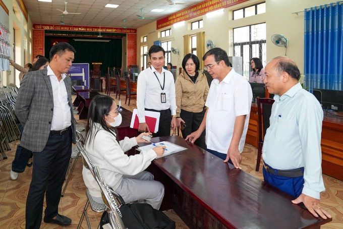 Cán bộ TP Hải Phòng trao đổi với người dân thực hiện thủ tục hành chính tại Trung tâm Phục vụ hành chính công xã Nghi Dương. Ảnh: Lê Tân