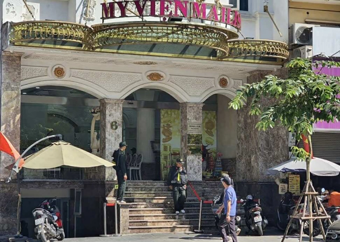 Cảnh sát làm việc tại Mailisa trên phố Nguyễn Khánh Toàn, Hà Nội. Ảnh: Phạm Dự