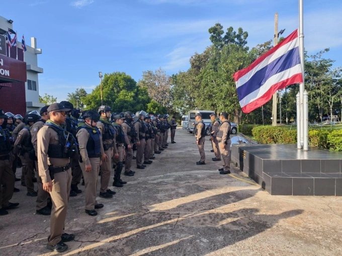 Nhóm cảnh sát tham gia lễ xuất quân để hỗ trợ quân đội ở Sa Kaeo ngày 13/12. Ảnh: Cảnh sát Sa Kaeo