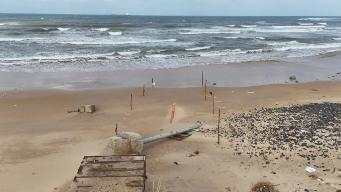 Đoạn cáp ngầm trồi lên và trụ bị gãy chiều 13/11. Ảnh: Phạm Linh