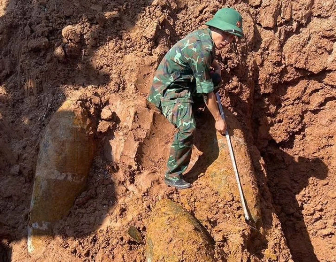 Ba quả bom nằm sát nhau. Ảnh: Sơn Động