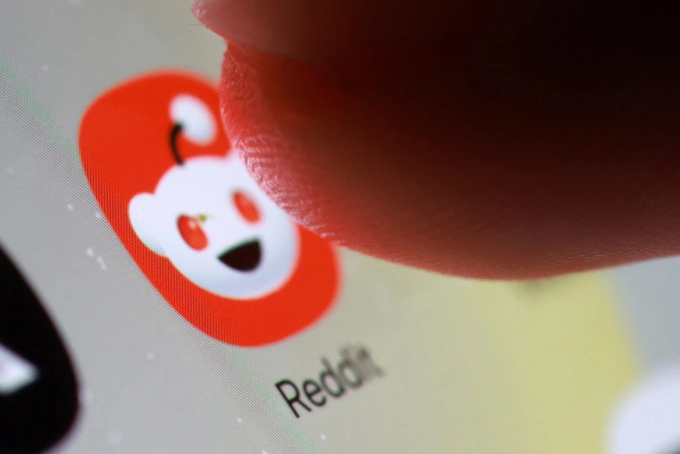 Biểu tượng ứng dụng Reddit trên smartphone ngày 27/10. Ảnh: Reuters