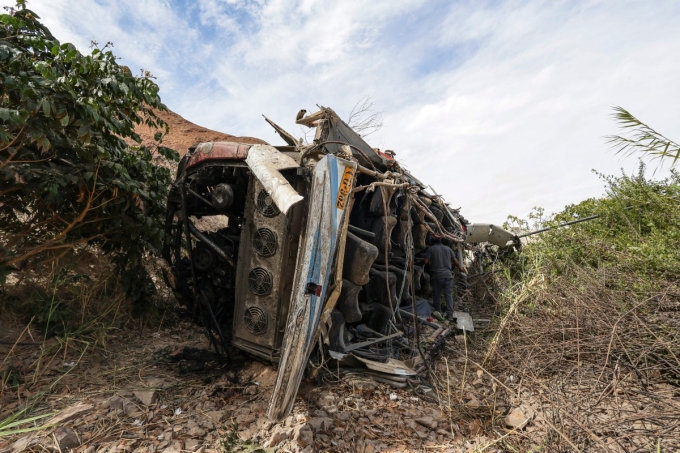 Chiếc xe buýt biến dạng sau khi rơi xuống hẻm núi ở Arequipa, miền nam Peru ngày 12/11. Ảnh: AFP