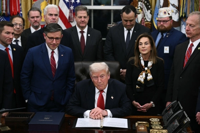 Tổng thống Trump trong lễ ký duyệt đạo luật chi tiêu ngân sách giúp mở cửa chính phủ ngày 12/11. Ảnh: AFP