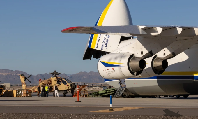 Trực thăng Apache chuẩn bị được đưa lên vận tải cơ An-124 tại sân bay Mesa Gateway hôm 30/10. Ảnh: X/KiwaSpotter