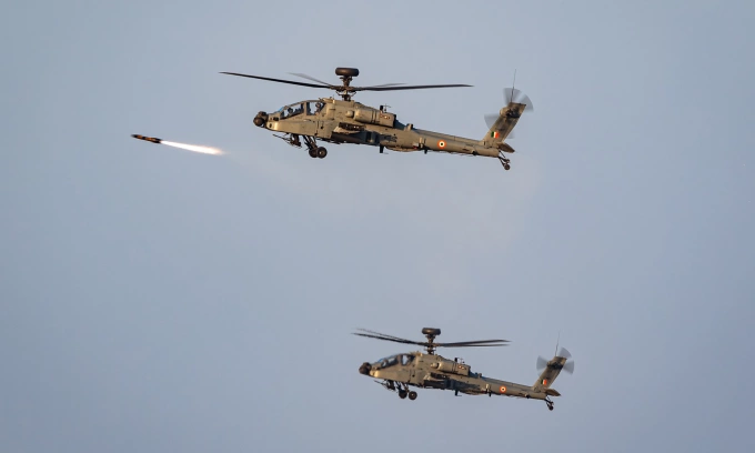Trực thăng Apache khai hỏa tên lửa Hellfire khi diễn tập trong ảnh đăng năm 2024. Ảnh: X/zone5aviation