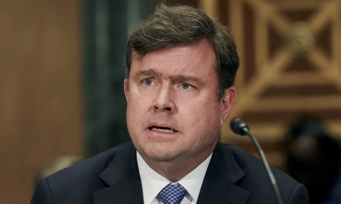 Thứ trưởng phụ trách Khủng bố và Tội phạm Tài chính thuộc Bộ Tài chính Mỹ John Hurley tại Washington hồi tháng 4. Ảnh: Reuters