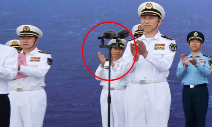 Mã Vĩ Minh (khoanh đỏ) trong lễ biên chế tàu sân bay Phúc Kiến hôm 5/11. Ảnh: Sing Tao