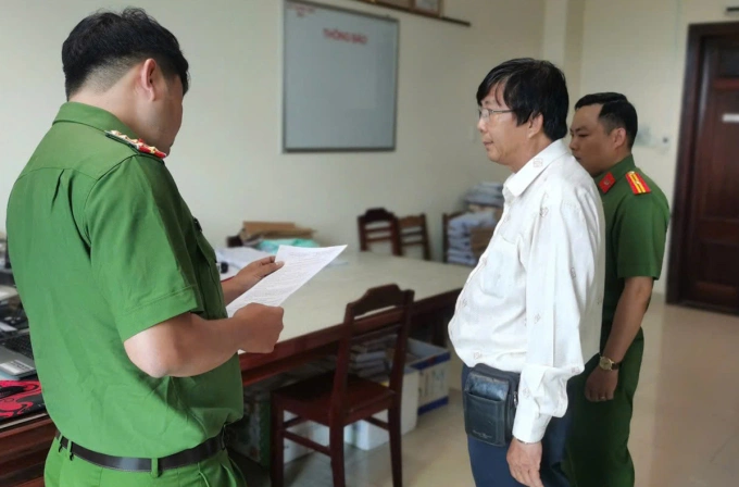 Ông Trịnh Thanh Xuân nghe đọc lệnh khởi tố, tạm giam. Ảnh: Công an Cần Thơ