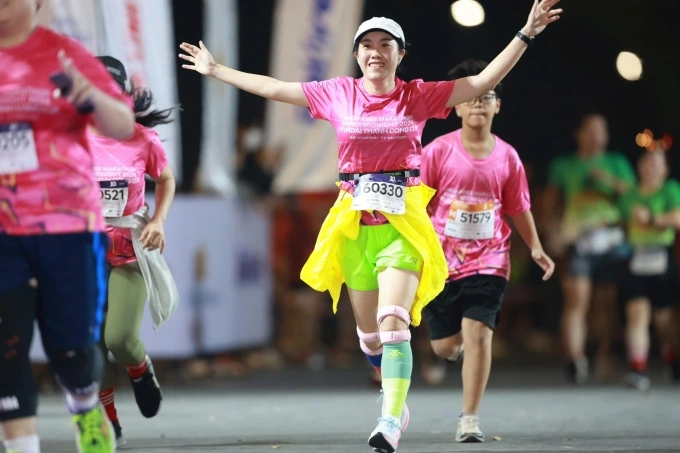 Tham gia chạy đêm vào mùa đông là cách hữu hiệu để xả stress. Ảnh: VnExpress Marathon