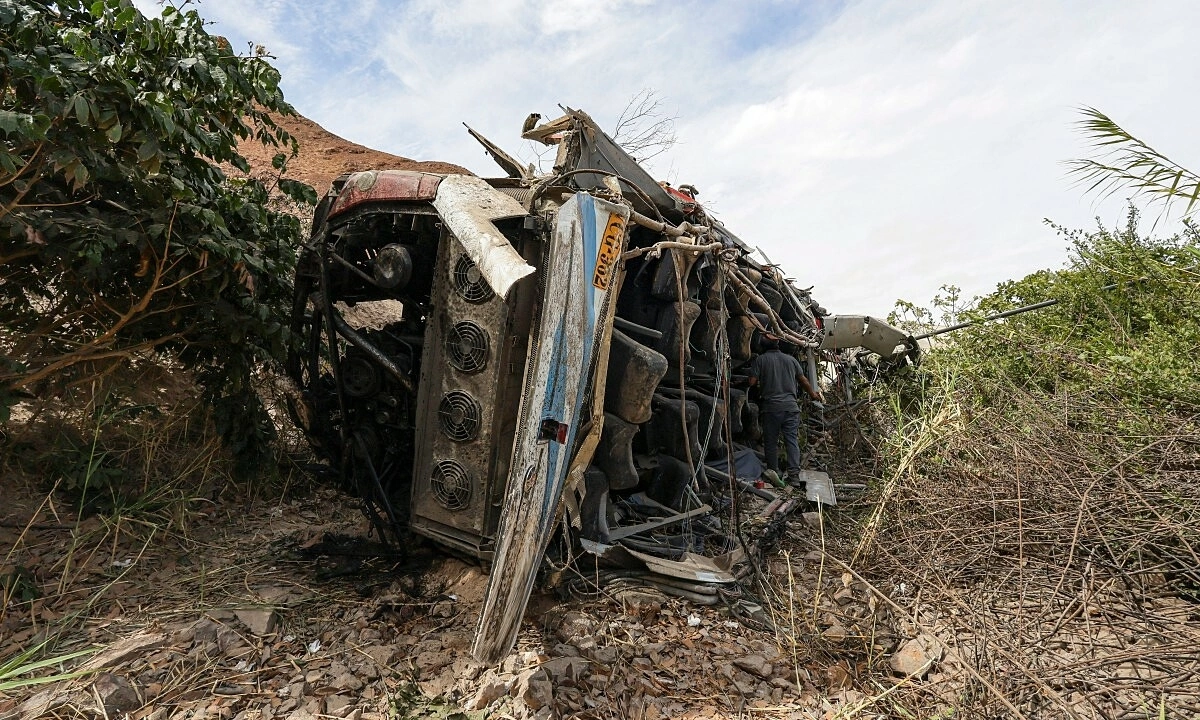 Xe buýt vỡ nát khi lao xuống vực ở Peru, 37 người chết