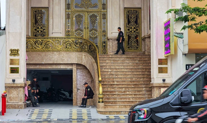 Cảnh sát cơ động chốt chặn tại cơ sở Thẩm mỹ viện Mailisa ở phường Trường Vinh, Nghệ An. Ảnh: Đức Hùng