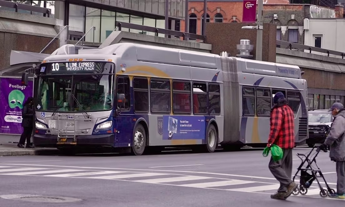 Người đàn ông lái trộm xe buýt, đón trả khách đầy đủ