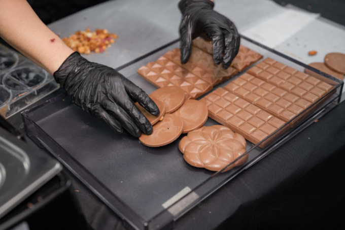 Workshop thực hành Từ hạt ca cao đến thanh sô-cô-la: Nghệ thuật làm sô-cô-la bền vững. Ảnh: RMIT