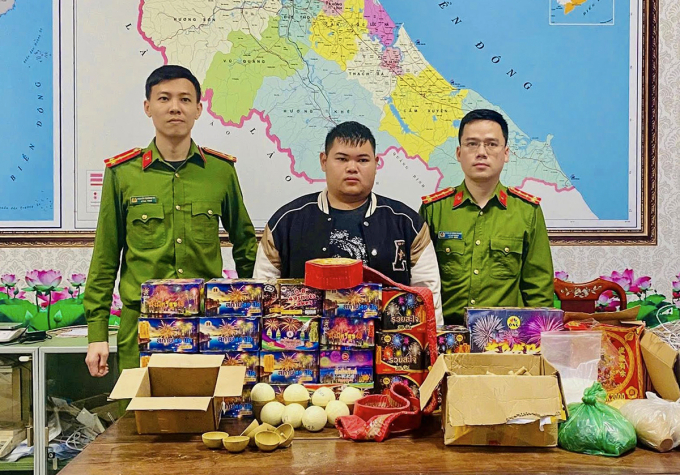 Nghi can Trí (giữa), tại cơ quan điều tra. Ảnh: Công an cung cấp