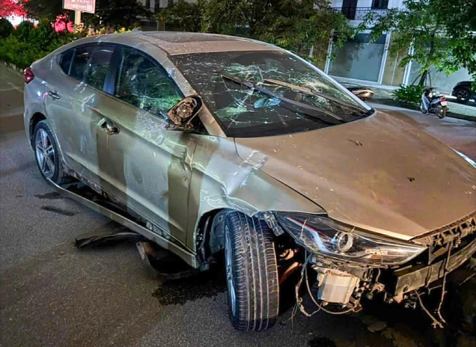 Ôtô 5 chỗ hư hỏng sau khi bị đập phá. Ảnh: Hùng Lê
