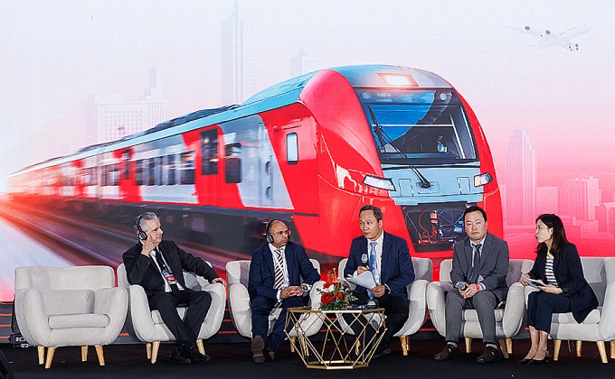 Các chuyên gia quốc tế trao đổi tại buổi tọa đàm. Ảnh: Anh Duy