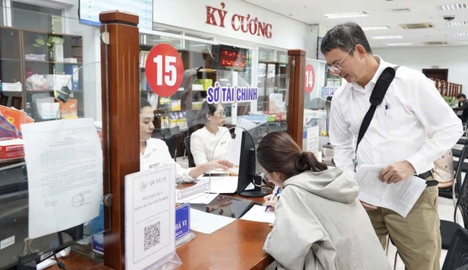 Đoàn công tác Bộ Khoa học và Công nghệ làm việc và khảo sát Trung tâm phục vụ hành chính công phường Thanh Khê, Đà Nẵng. Ảnh: Bộ KH&CN