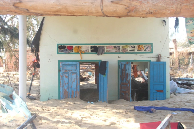 Căn nhà người dân xã Đề Gi bị cát vùi lấp trong bão Kalmaegi. Ảnh: Trần Hóa