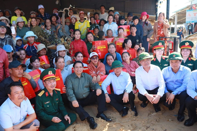 Thủ tướng Phạm Minh Chính cùng người dân chụp ảnh cùng người dân xã Đề Gi, sáng 13/11. Ảnh: Ngọc Oanh