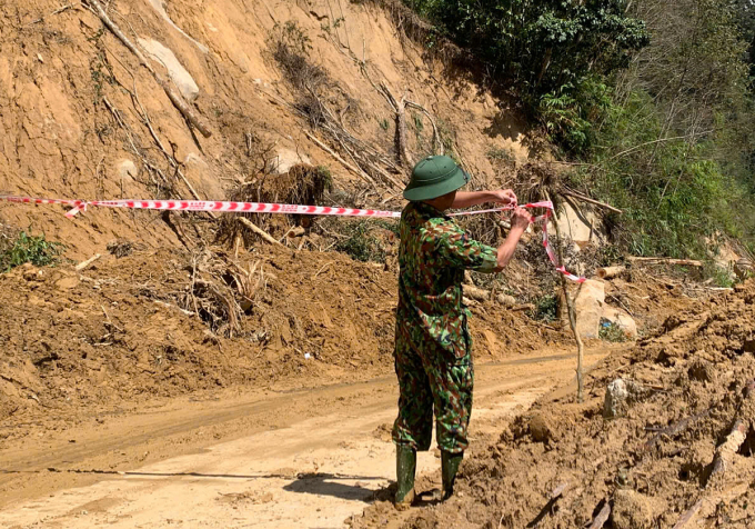 Lực lượng chức năng rào chắn lại khu vực sạt lở, không để người dân lại gần để đảm bảo an toàn. Ảnh: Nam Em