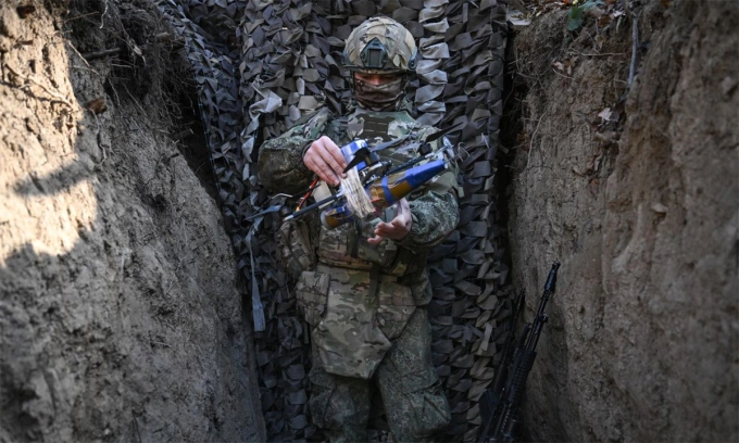 Quân nhân Nga chuẩn bị cho drone cất cánh từ chiến hào trên mặt trận Pokrovsk, tỉnh Donetsk ngày 25/10. Ảnh: BQP Nga