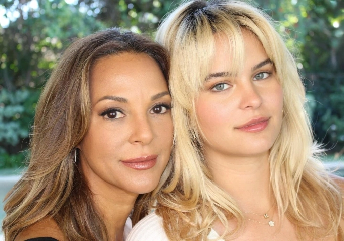 Eva LaRue (trái) và con gái Kaya Callahan, tháng 11/2025. Ảnh: Instagram