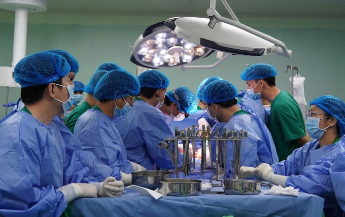Các y bác sĩ thực hiện phẫu thuật lấy tạng bệnh nhân chết não hôm 13/11. Ảnh: Thanh Phong